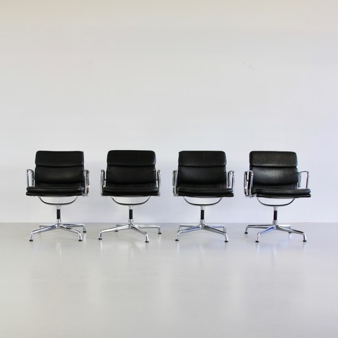Set of 4 Charles and Ray EAMES Soft Pad Chairs Set of 4 Charles and Ray EAMES Soft Pad Chairs