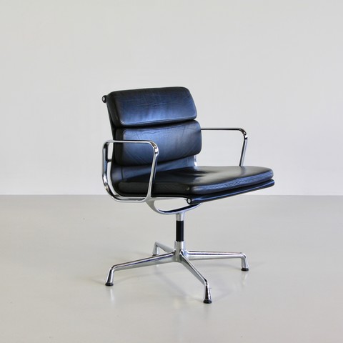 Set of 4 Charles and Ray EAMES Soft Pad Chairs Set of 4 Charles and Ray EAMES Soft Pad Chairs