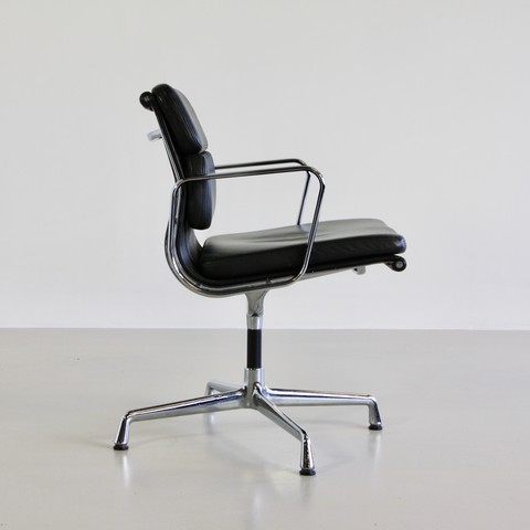 Set of 4 Charles and Ray EAMES Soft Pad Chairs Set of 4 Charles and Ray EAMES Soft Pad Chairs