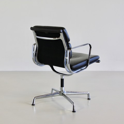 Set of 4 Charles and Ray EAMES Soft Pad Chairs Set of 4 Charles and Ray EAMES Soft Pad Chairs
