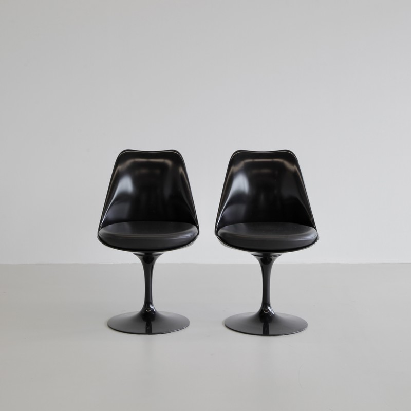 PAIR of Eero SAARINEN revolving Tulip Chairs, Knoll International