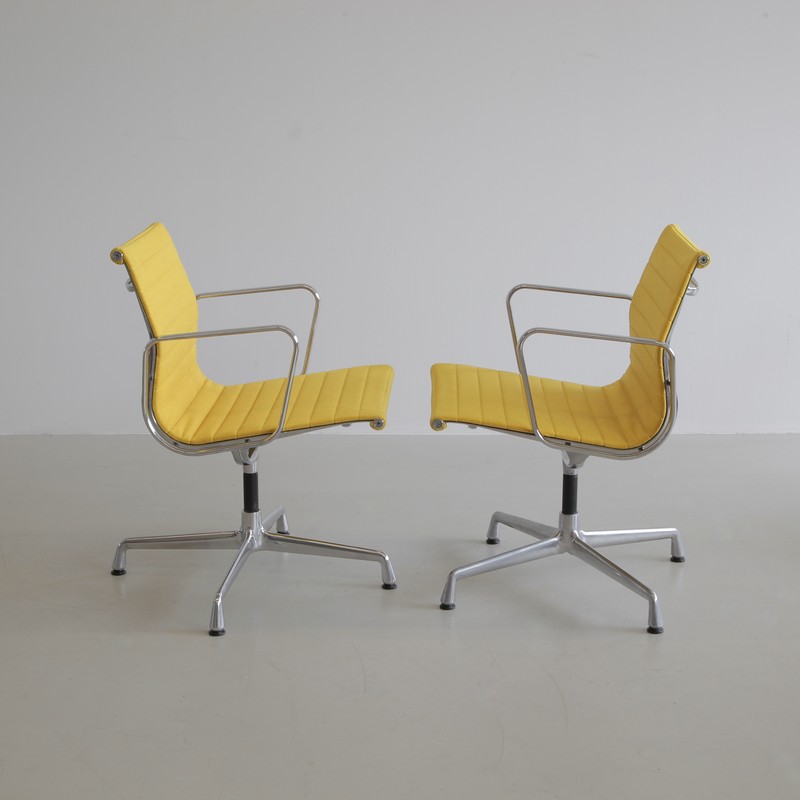 SET of 4 Charles & Ray EAMES Aluminium Office Chairs (108)