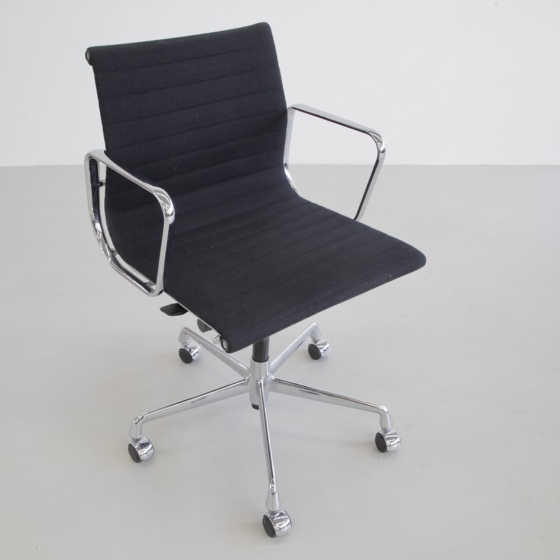 SET of 4 Charles & Ray EAMES Aluminium Office Chairs, VITRA (EA118)